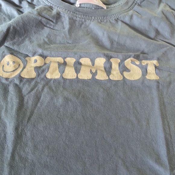 *lighgly worn* like new t-shirt great for over swimsuits or for a sleeping shirt - Picture 2 of 4